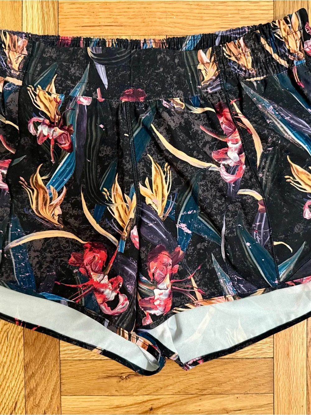 Lululemon Hotty Hot 4” Lined Shorts Size 10 Veiled Floral Black Multi